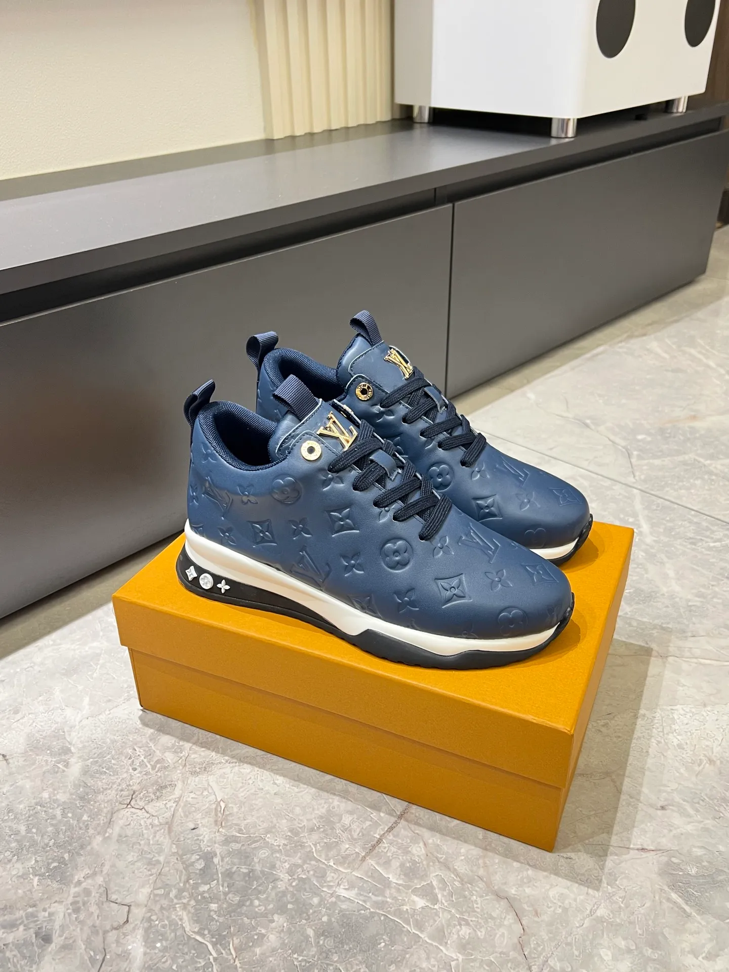 p520 "LOUI* VUITTO*" popular men's casual shoes, genuine development in Italy💯purchasing level quality✔️The upper is made of first-layer cowhide, comfortable and soft sheepskin feet⚡️Fashionable and versatile, the toe last shape is firm and full, and the soles are made from original LV molds and can be freely entered and exited the counter. Light and comfortable on the feet~Purely handmade, details determine quality! Size:39-44!